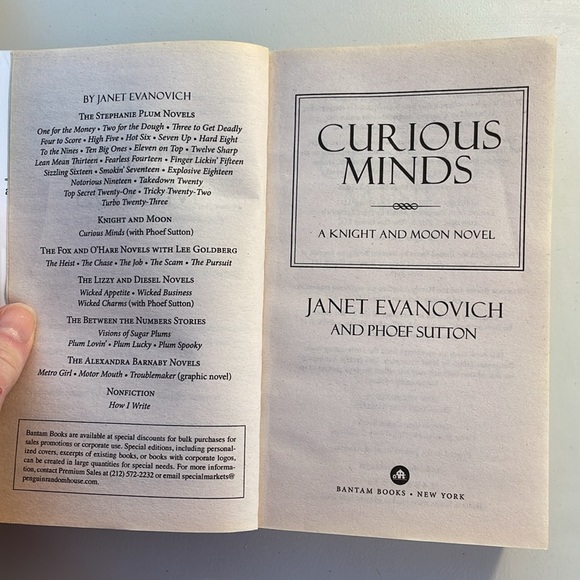 🌈2/$8  2-Book Bundle Janet Evanovich  Books - Picture 12 of 16